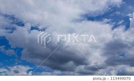 青空に流れるたくさんの白い雲 113499070