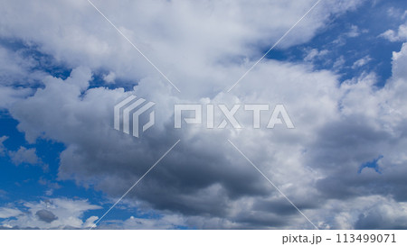 青空に流れるたくさんの白い雲 青空に流れるたくさんの白い雲 113499071