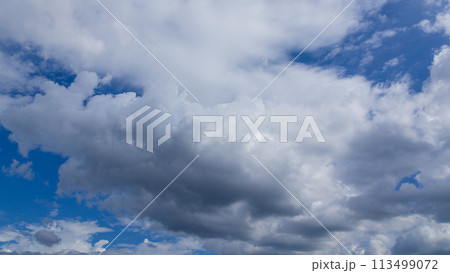 青空に流れるたくさんの白い雲 青空に流れるたくさんの白い雲 113499072