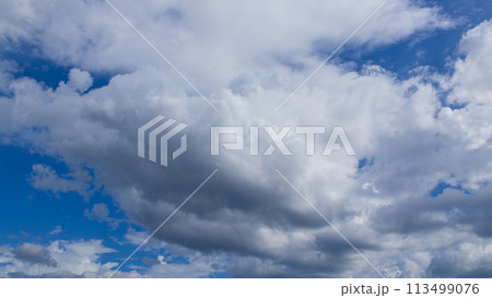 青空に流れるたくさんの白い雲 113499076