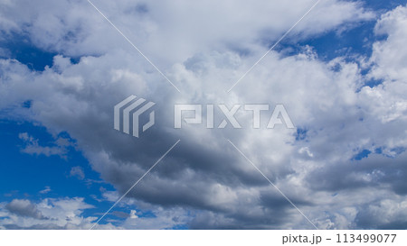 青空に流れるたくさんの白い雲 113499077
