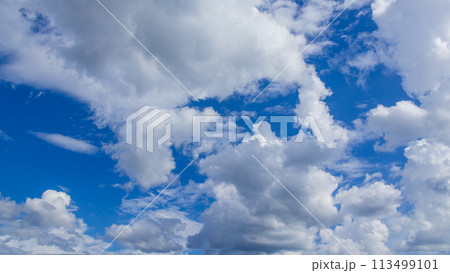 青空に流れるたくさんの白い雲 青空に流れるたくさんの白い雲 113499101