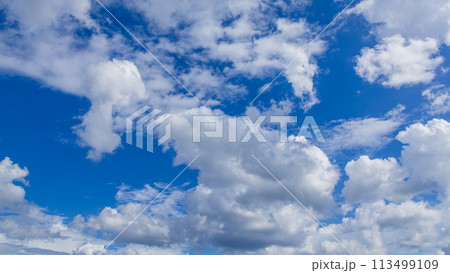 青空に流れるたくさんの白い雲 113499109