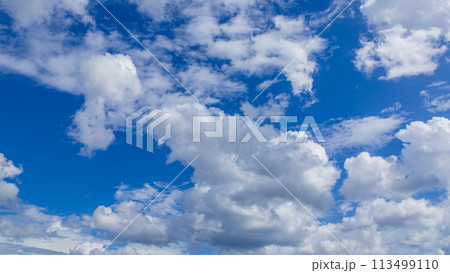 青空に流れるたくさんの白い雲 青空に流れるたくさんの白い雲 113499110