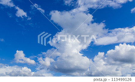 青空に流れるたくさんの白い雲 113499126