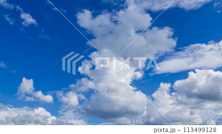 青空に流れるたくさんの白い雲 113499128