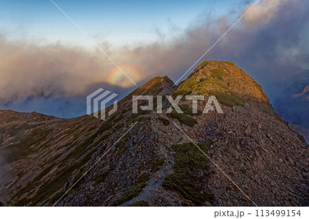 夕暮れの南アルプス・仙丈ヶ岳稜線のブロッケン現象 113499154