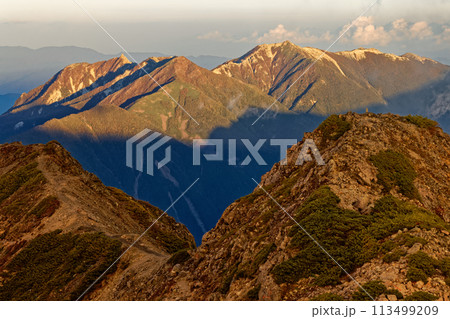 南アルプス・仙丈ヶ岳から見る夕照の鳳凰山 113499209