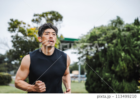 ジョギングをする40代男性 ジョギングをする40代男性 113499210