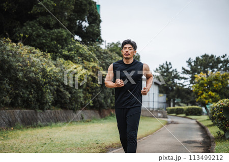 ジョギングをする40代男性 113499212