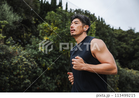 ジョギングをする40代男性 ジョギングをする40代男性 113499215