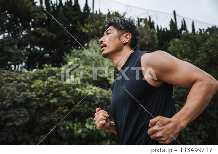 ジョギングをする40代男性 ジョギングをする40代男性 113499217