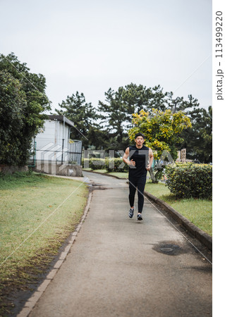 ジョギングをする40代男性 113499220
