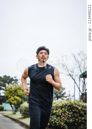 ジョギングをする40代男性 ジョギングをする40代男性 113499221