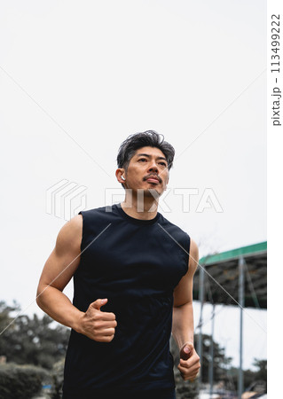 ジョギングをする40代男性 ジョギングをする40代男性 113499222