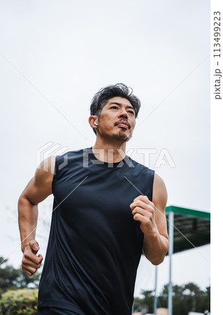 ジョギングをする40代男性 ジョギングをする40代男性 113499223