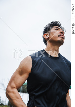 ジョギングをする40代男性 113499224