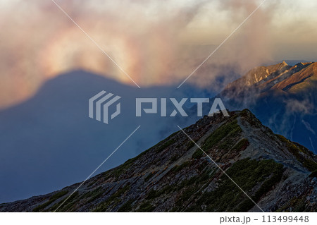 夕暮れの南アルプス・仙丈ヶ岳稜線のブロッケン現象 夕暮れの南アルプス・仙丈ヶ岳稜線のブロッケン現象 113499448