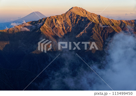 南アルプス・仙丈ヶ岳から見る夕照の北岳と富士山 113499450