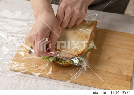 サンドイッチ　作る　工程 ラップで包む 113499584