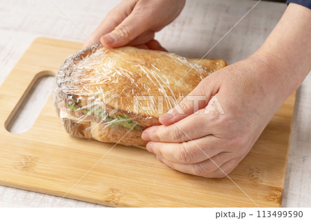 サンドイッチ　作る　工程 ラップで包む 113499590