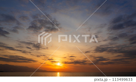 夕方の空に沈んでいく夕陽と、たくさんの雲 夕方の空に沈んでいく夕陽と、たくさんの雲 113499633