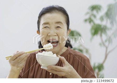 白米を食べるシニア女性 白米を食べるシニア女性 113499672