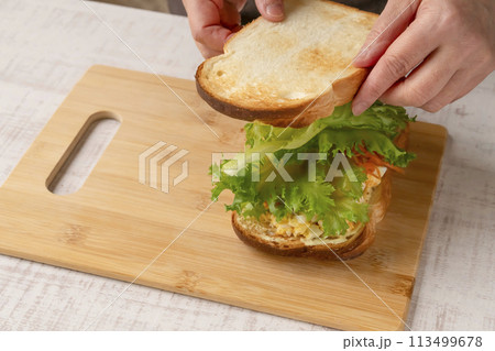 サンドイッチ　作る　工程 チーズ　トマト　ハム 113499678