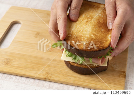 サンドイッチ 作る 工程 チーズ トマト ハム サンドイッチ 作る 工程 チーズ トマト ハム 113499696