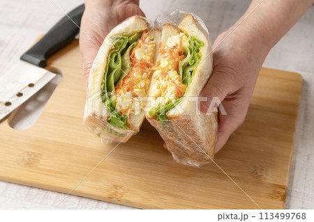 サンドイッチ　作る　工程 卵　キャロットラペ 切る 113499768