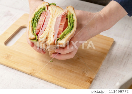 サンドイッチ　作る　工程 卵　キャロットラペ 切る 113499772