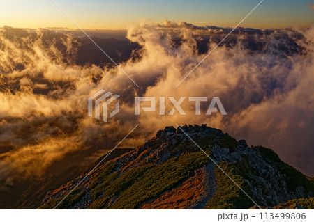 南アルプス・仙丈ヶ岳山頂から見る日没 113499806