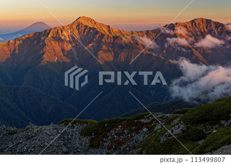 南アルプス・仙丈ヶ岳から見る夕照の北岳・間ノ岳と富士山 113499807