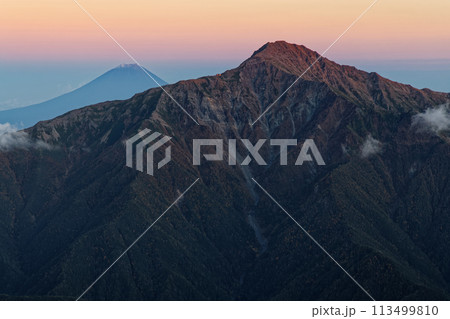 南アルプス・仙丈ヶ岳から見る残照の北岳と富士山 113499810