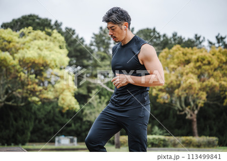 屋外で柔軟体操をする男性 113499841
