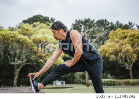 屋外で柔軟体操をする男性 113499842