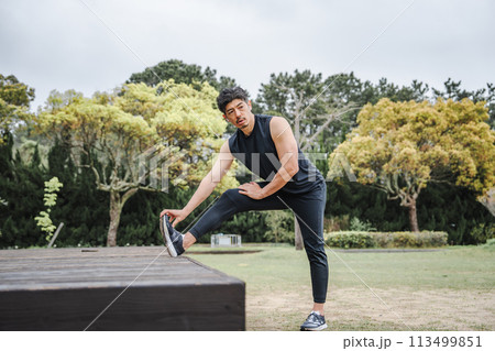 屋外で柔軟体操をする男性 屋外で柔軟体操をする男性 113499851