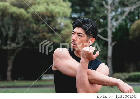 公園で準備体操をする40代男性 113500159