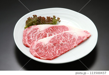 黒毛和牛モモ肉ステーキ用・美味しい霜降り和牛のステーキ肉・高級な和牛ステーキ肉 113500437