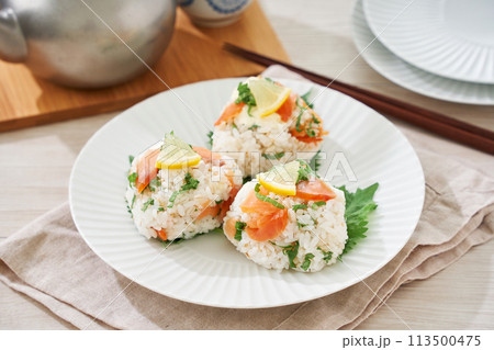 スモークサーモンのご馳走おにぎり 113500475