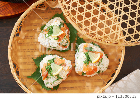 スモークサーモンのご馳走おにぎり 113500515