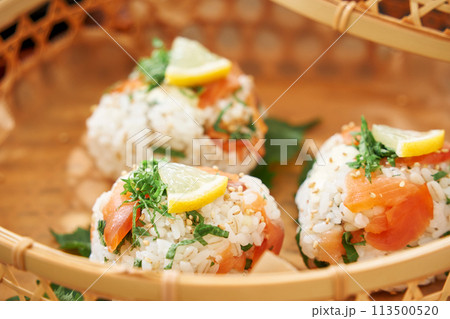 スモークサーモンのご馳走おにぎり 113500520