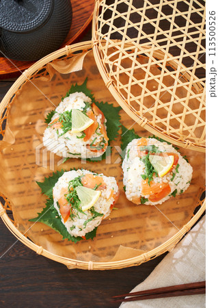 スモークサーモンのご馳走おにぎり スモークサーモンのご馳走おにぎり 113500526