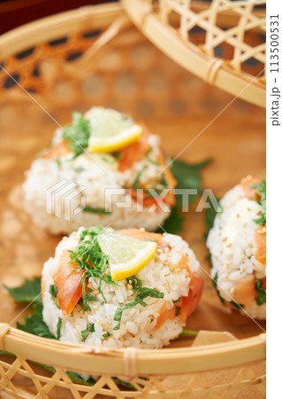スモークサーモンのご馳走おにぎり 113500531
