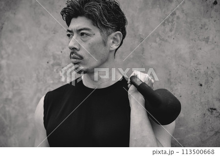 40代　男性　フィットネス　筋トレ 113500668