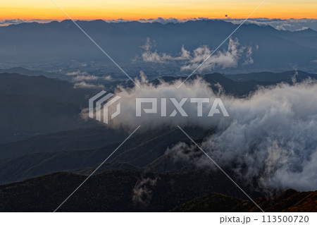 南アルプス・仙丈ヶ岳から見る残照の中央アルプスの山並み 113500720
