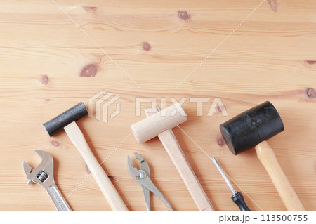 パイン材と日曜大工の工具たち 113500755