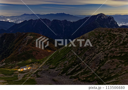 南アルプス・仙丈ヶ岳から見る未明の仙丈小屋・甲斐駒ヶ岳・八ヶ岳 113500880