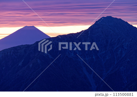 南アルプス・仙丈ヶ岳から見る夜明けの富士山と北岳 南アルプス・仙丈ヶ岳から見る夜明けの富士山と北岳 113500881