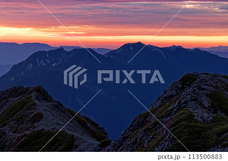 南アルプス・仙丈ヶ岳から見る夜明けの鳳凰三山 南アルプス・仙丈ヶ岳から見る夜明けの鳳凰三山 113500883